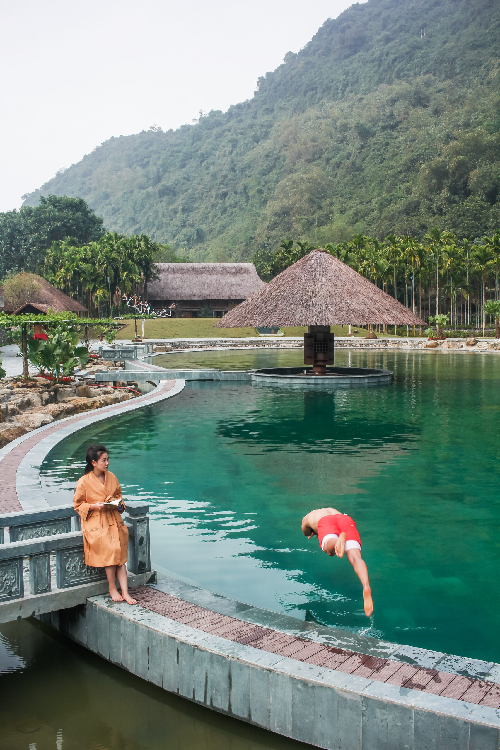 Hồ bơi Thung Nham