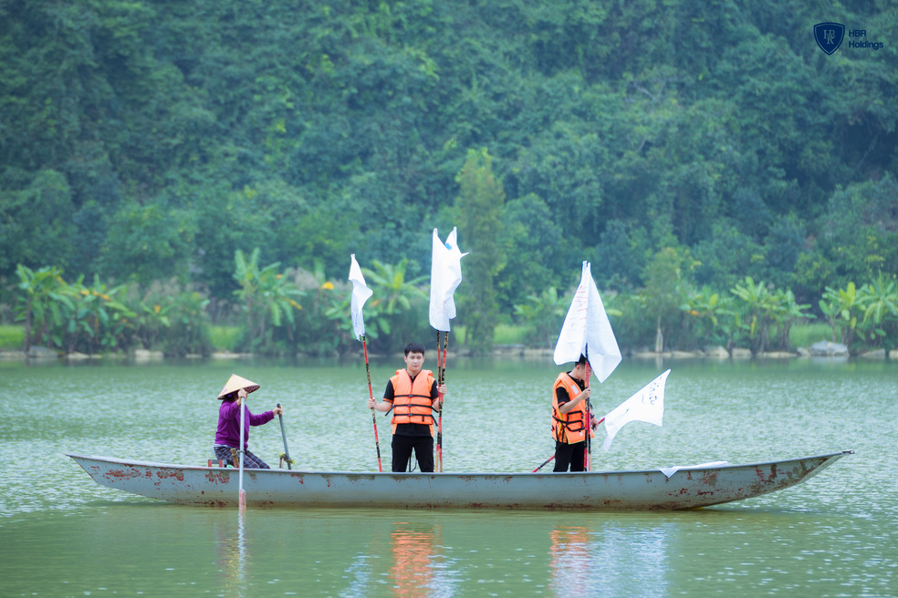 Chơi team-building tại hồ Tiên