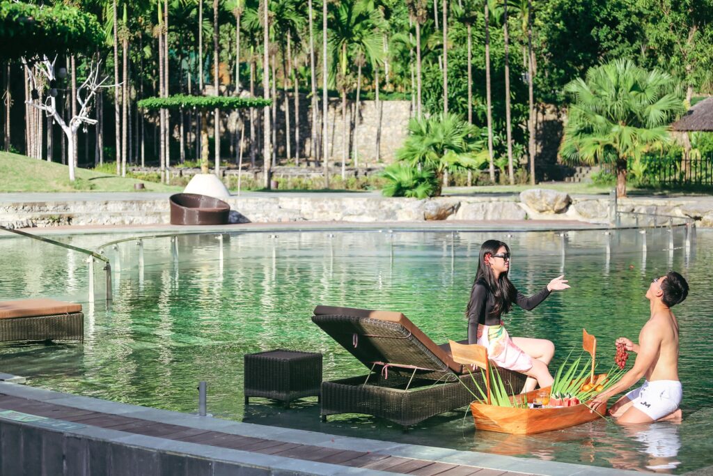Cặp đôi - Hồ bơi