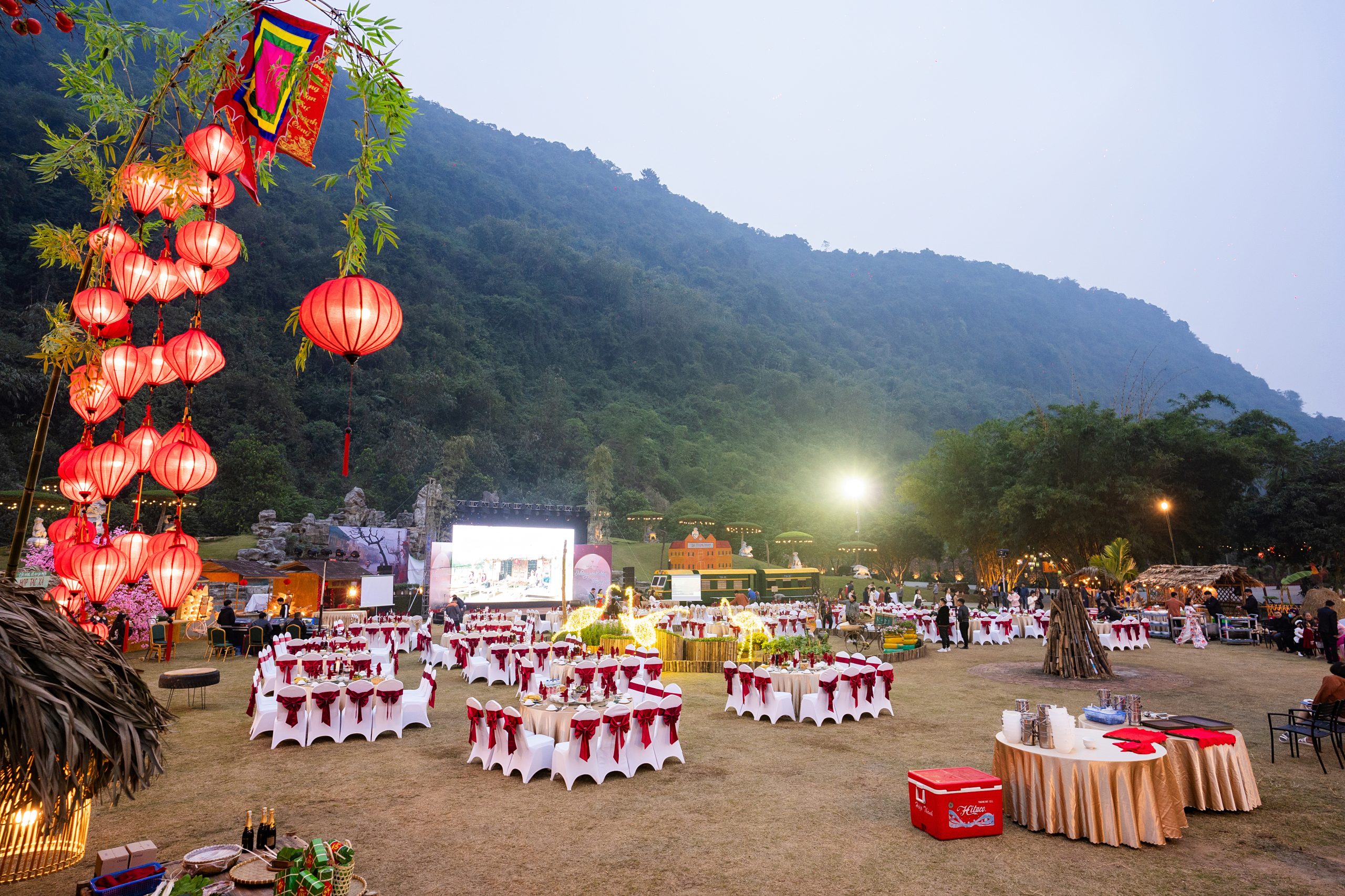 Tiệc sân sự kiện Amazing Place